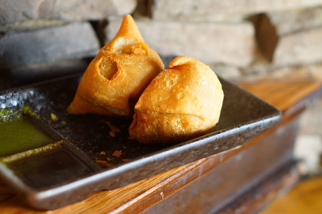 Veg Samosa (2 pcs).