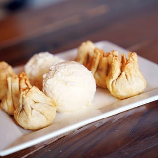 Date Wontons with Ice Cream (6 pcs)